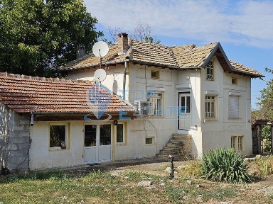 Ремонтирана и обзаведена къща с два санитарни възела в село Хотница