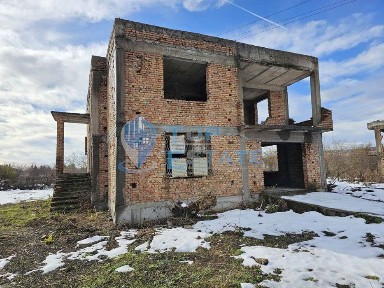 Голяма къща в строеж в село Царски Извор, област Велико Търново
