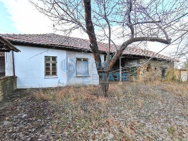 Двуетажна тухлена къща с вътрешна баня с тоалетна в с. Дъскот