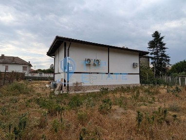 Двуетажна реновирана тухлена къща на центъра на село Поликраище