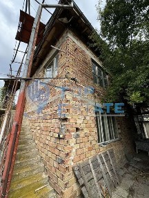 Двуетажна тухлена къща с гараж в гр. Златарица, област Велико Търново