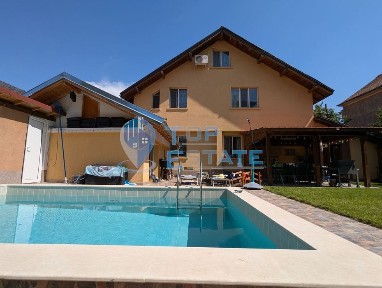 Масивна триетажна къща със сауна и басейн в близост до центъра на гра