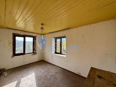 Тухлена къща с кладенец и допълнителна постройка в село Долна Липница