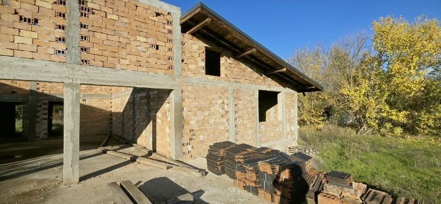 Едноетажна тухлена къща на груб строеж в село Първомайци