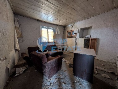 Едноетажна тухлена къща с голям двор в село Страхилово