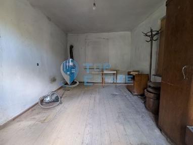 Двуетажна тухлена къща с голям двор в село Поликраище