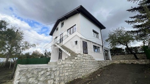Просторна триетажна къща с парцел в село Осеново, област Варна