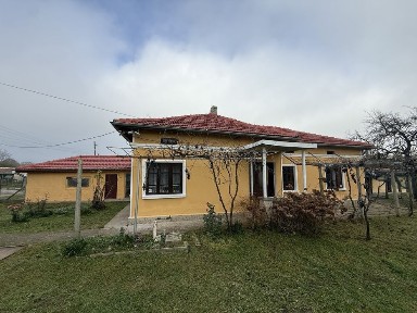 Голяма ремонтирана къща с 4 спални - на 37 км от Морският бряг!