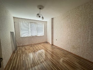 Тристаен Необзаведен Апартамент Под Наем, гр. Търговище “Огледалото”