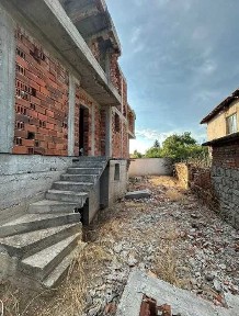 Продава парцел с постройка, на 40км. от София-център