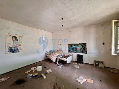 Тухлена къща с голям двор в село Недан, област Велико Търново