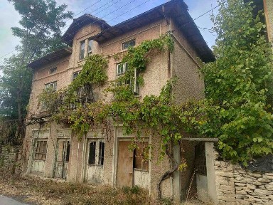 ДВУЕТАЖНА ТУХЛЕНА КЪЩА в село Макариополско, област Търговище