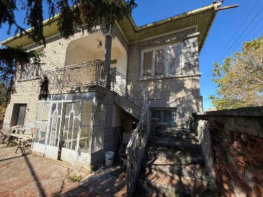 Двуетажна тухлена къща с голям двор, гараж и кладенец в с. Поликраище