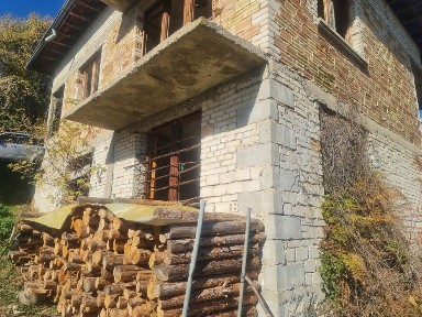Продавам къща в с. Вишнево до Баните