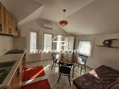 Тристаен, под наем, Център