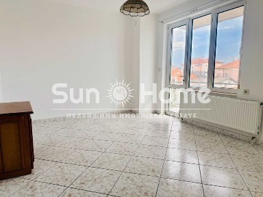 Етаж от къща разположен в самия център на град Свиленград.