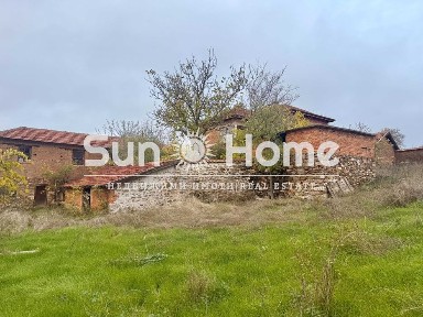 Поддържана тухлена къща в село Овчарово