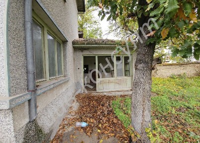 Двуетажна тухлена къща с търговски помещения, с. Ресен