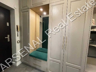 Отдаваме под наем луксозно обзаведен 3-стаен, Център