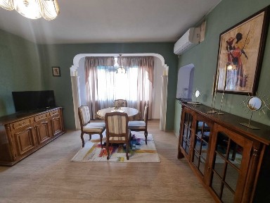 Просторно жилище с три спални в широк център на гр. Благоевград