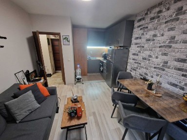 Тристаен апартамент за продажба в широк център до болница „Пулс“