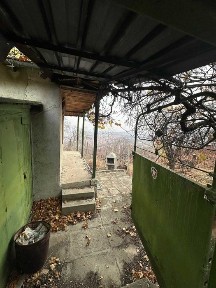 Къща с двор до Перущица