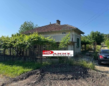 Къща с двор и гараж в с. Деков - общ. Белене