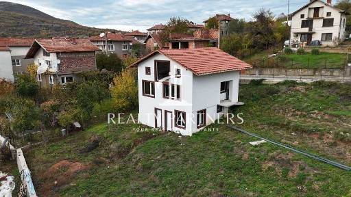 Къща в гр. Земен