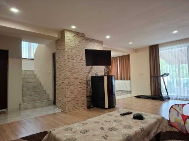 Очарователна, напълно обзаведена къща за продажба с три спални.