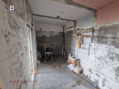 Двустаен апартамент за ремонт кв. Дружба 3