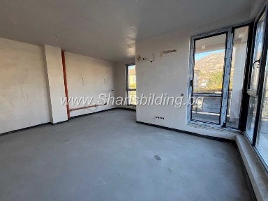 НОВ Тристаен монолит с голяма квадратура, Карловло