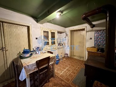 Двуетажна къща с кладенец и голям двор в село Ресен, област Велико Тъ