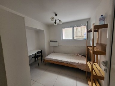 обзаведена стая Лозенец до метро Европейски съюз за момиче / жена.