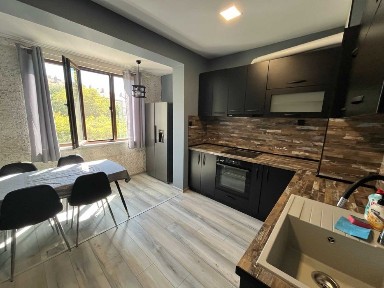 Продава напълно обзаведен апартамент до у-ще Паисий Хилендарски