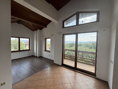 Тристаен мезонет в жилищна сграда.