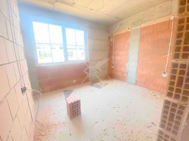 Английски стил! Двуетажна къща с двор и паркомясто!