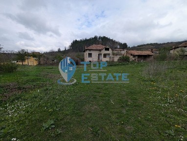 Голям двор със стара къща в покрайнините на село Михалци, област Вели