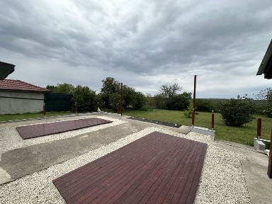 Едноетажна обзаведена къща на 95 км от Варна