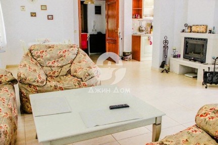 Триетажна обзаведена къща с басейн в к-с „Етъра 2”, гр. Свети Влас