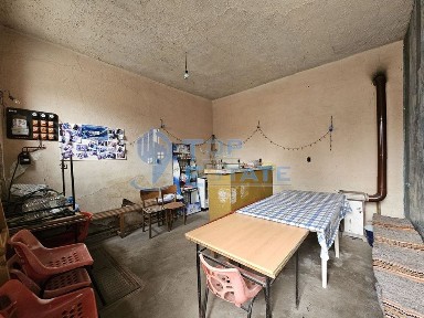 Двуетажна тухлена къща с гараж и двор в село Пиперково, област Русе