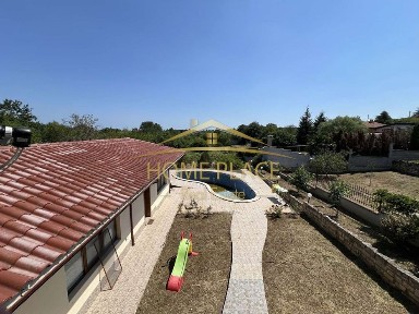 Монолитна къща с ПЕТ спални и БАСЕЙН - перфектно състояние