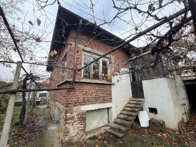 НОВА ЦЕНА! Продава се едноетажна къща с приземен етаж и двор