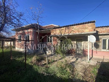 Къща с голям двор в село Ново село