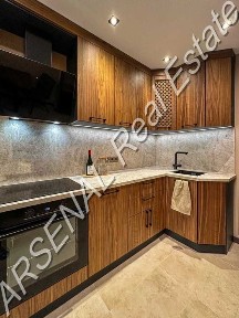 Четиристаен апартамент под наем, Изток