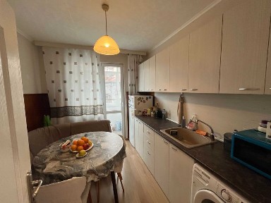 Продава се двустаен апартамент до Култирния дом, гр. Казанлък