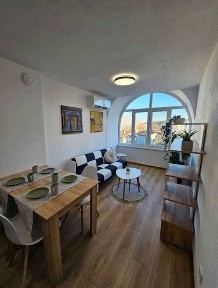 Артистичен тристаен апартамент в района на Аспаухово!