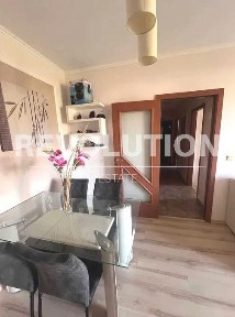 Тристаен апартамент в района на К. к Златни пясъци!