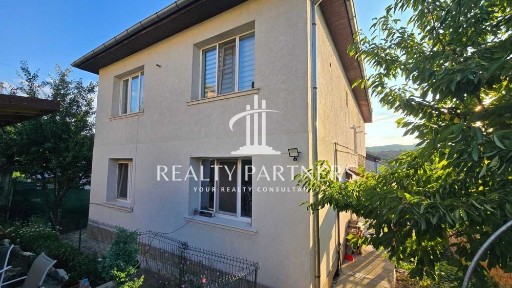 Продава етаж от къща - кв. Байкушева махала, гр. Перник