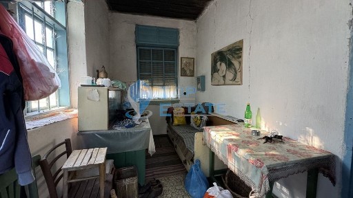 Тухлена къща с голяма стопанска постройка и кладенец в с. Куцина, обл