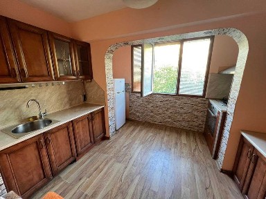 Тристаен обзаведен апартамент в квартал Левски-Касабова